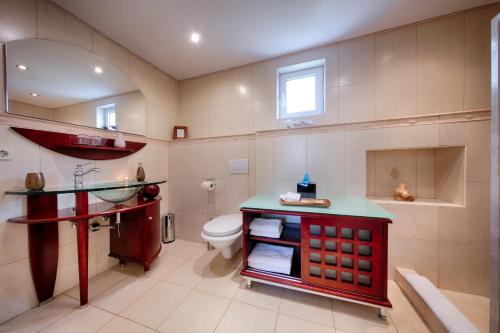 维斯B&B Villa Vis的一间带卫生间和红色柜台的浴室