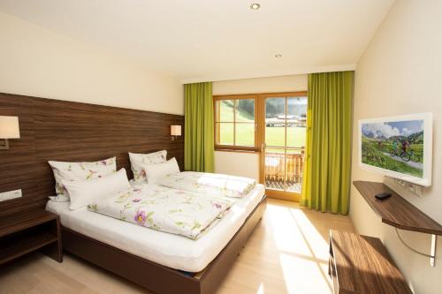 费尔兹姆斯Ferienwohnung "Mein Alpenjuwel"的一间卧室配有一张大床和木制床头板