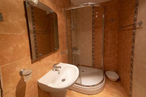 帕莫瑞Константин Асен 1的一间带水槽、淋浴和卫生间的浴室