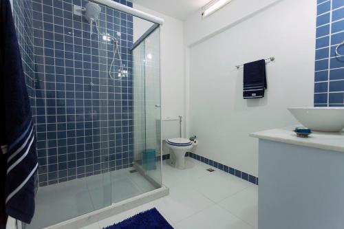 里约热内卢Casa Saga - All Suites的一间带玻璃淋浴和卫生间的浴室