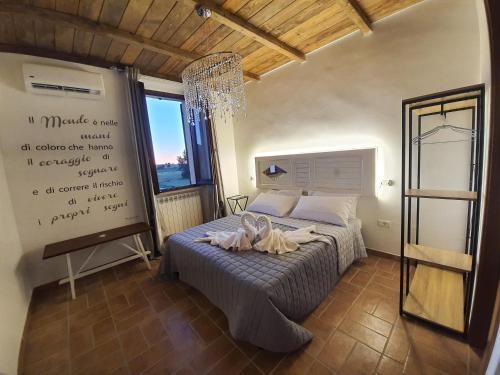 Castel RitaldiVilla Proserpina的一间卧室配有一张带吊灯的床