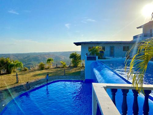 普拉亚科罗纳多Hotel Eclipse, Playa Coronado的别墅前设有游泳池
