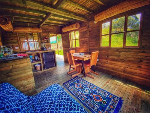 NemocónCabaña Agrreste的小木屋设有桌子和用餐室
