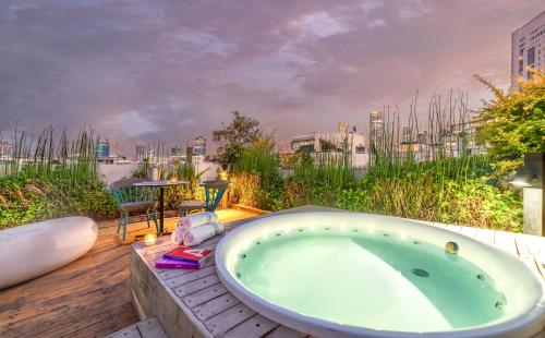 特拉维夫什肯恩酒店的享有城市美景的甲板上的浴缸
