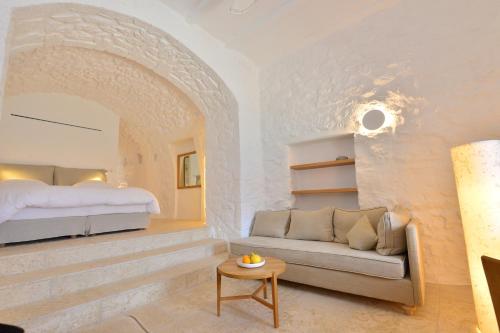 利梅尼皮尔戈斯玛维罗米恰利酒店的一间卧室配有一张床和一个沙发