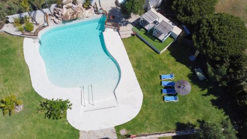 塔里法拉托雷酒店的享有庭院游泳池的顶部景色