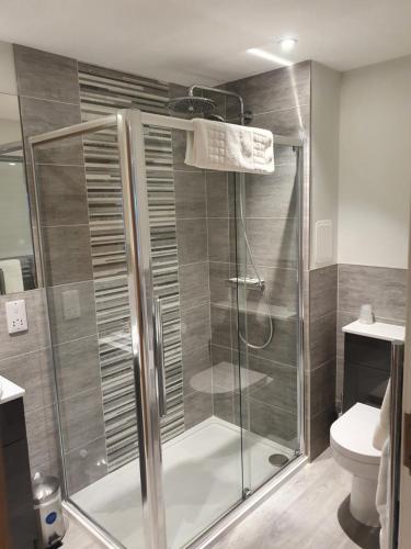 埃尔金阳光山丘酒店的带淋浴和卫生间的浴室