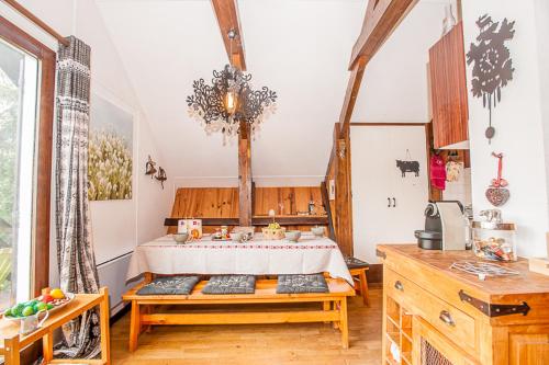 韦尔科尔地区朗chalet la colline的配有木制家具的客房内设有一张床的卧室