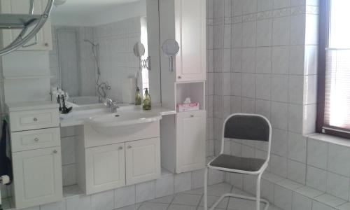RoggentinFerienhaus - Roggentin的浴室配有水槽和椅子