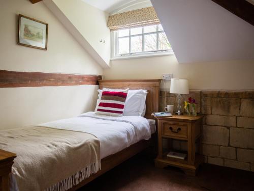 温什科姆Prince Rupert的一间卧室设有一张床和一个窗口