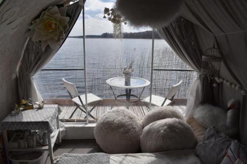 乌斯马Gulbju māja - Swan house的客房设有一个享有水景的阳台。