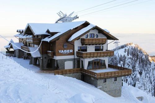 波亚纳布拉索夫Yager Chalet的一座白雪覆盖的山顶上的建筑