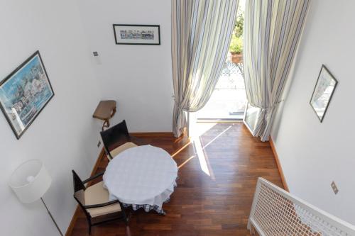波托菲诺艾尔伯格那锡那里酒店的客房设有桌椅和窗户。