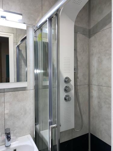 伊西莱穆利诺航空酒店的带淋浴、盥洗盆和镜子的浴室