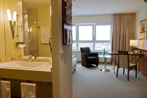 翁纳卡特琳恩霍夫林酒店的酒店客房设有带水槽和沙发的浴室