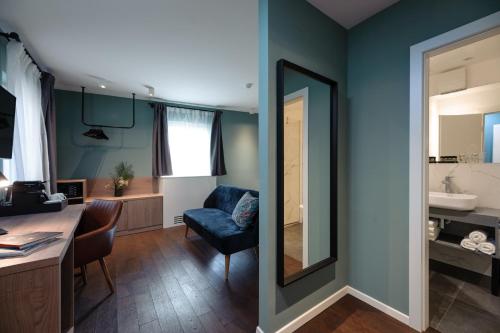 斯普利特Camera Hotel的客厅设有镜子和蓝色的墙壁