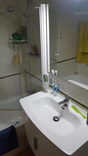 多列毛利诺斯Semi-detached Adosado con Encanto -130 m2 - WiFi 600 Mb - Piscina Comunitaria - Patio Privado的浴室配有白色水槽和淋浴。