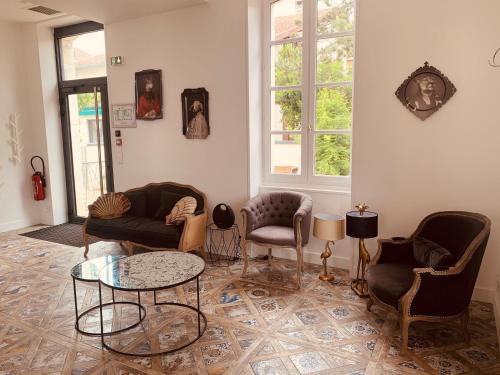波讷地区帕朗提CHEZ FLO的带沙发、椅子和桌子的客厅