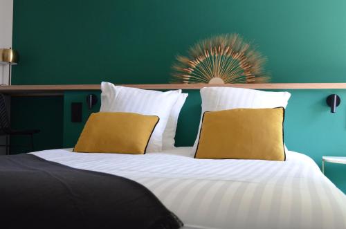 波讷地区帕朗提CHEZ FLO的一张配有白色床单和黄色枕头的大床