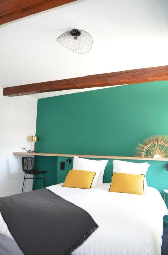 波讷地区帕朗提CHEZ FLO的一间卧室设有一张蓝色墙壁的大床