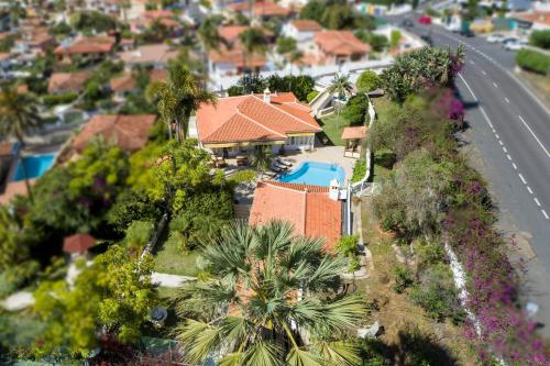 拉奥罗塔瓦Balcón del Teide的享有带游泳池的房屋的空中景致