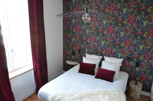 波讷地区帕朗提CHEZ FLO的一间卧室配有一张带彩色墙壁的床