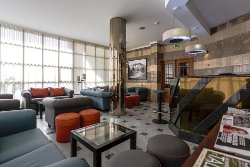 塞图巴尔阿兰格斯酒店的带沙发、椅子和桌子的等候室