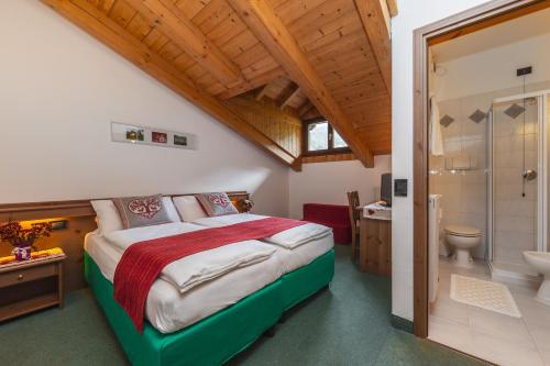 兰佐莫蒂坎塞Cadria Nature & Bike Hotel的一间带大床的卧室和一间浴室