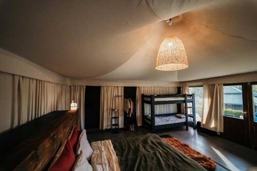 杜柏Green Fields - Durbuy的一间卧室配有一张大床和一个吊灯。