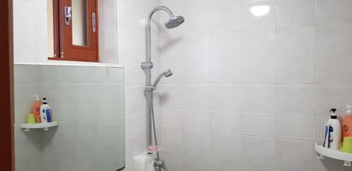 济州市军府度假屋的带淋浴、水槽和卫生间的浴室