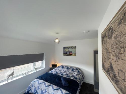 德比Spacious House, Ideal for Contractors, Leisure or Corporate Stays的一间小卧室,配有床和窗户