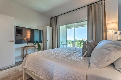 罗斯玛丽海滩Ocean View Condo Btwn Rosemary and Alys Beach!的一间带大床的卧室和一个阳台