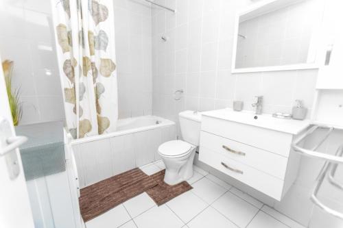 黑角Appartement à 700m gare centrale/plage的白色的浴室设有卫生间和水槽。