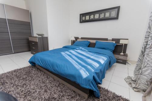 黑角Appartement à 700m gare centrale/plage的一间卧室配有蓝色的床和蓝色枕头