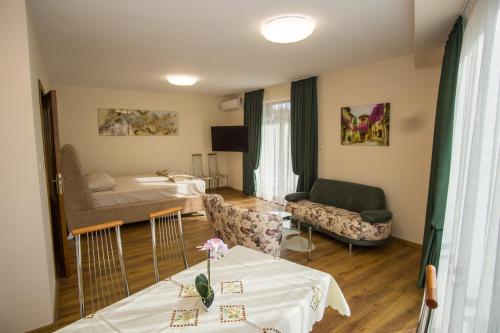 茨雷沃Guest apartments STELA的一间房间,里面设有一张床和一张鲜花桌