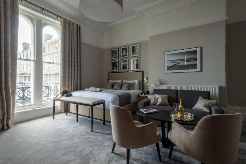 沃辛伯灵顿酒店的酒店客房带一张床、一张桌子和椅子