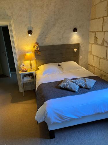 PontlevoyLogis Hôtel Auberge De L'ecole的一间卧室配有一张带两个枕头的床