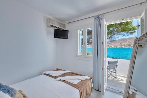 波西多尼亚Boutique ''Di Mare'' Hotel & Suites的一间卧室配有一张床,享有海景