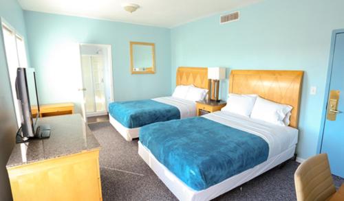 贝尔马The Belmar Inn的酒店客房设有两张床和电视。