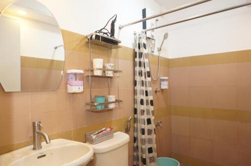 马尼拉Mint Homes in CEV Mansion的一间带水槽、卫生间和镜子的浴室