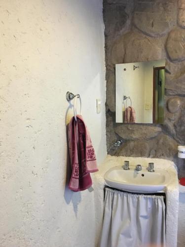 波特雷里约斯UTU TOCO - casa de piedra en lengua Huarpe的一间带水槽和毛巾的浴室