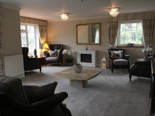 阿尔恩茅斯Westlea Guest House的客厅配有家具和桌子。