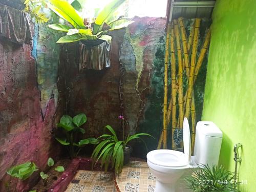 Tangkahan唐卡汉绿色森林酒店的浴室设有卫生间和植物