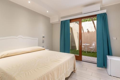 维拉西米乌斯Domu Ajaju Guest House的一间卧室设有一张床和一个滑动玻璃门
