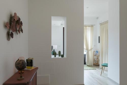 马蒂诺贝拉比阿特斯住宿加早餐酒店的客厅设有白色的墙壁和木桌
