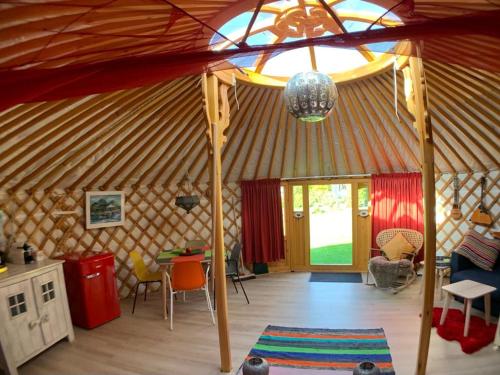 宗讷迈勒Overnachten in een luxe yurt!的圆顶帐篷的内部空间,配有大型帐篷