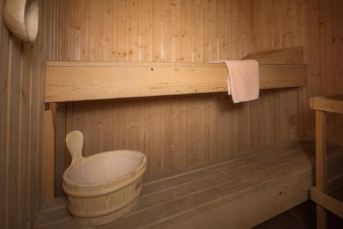 金洛赫兰诺赫Loch Rannoch Highland Lodge 44的木制桑拿,带水桶和毛巾