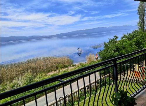 奥赫里德Villa Stefan的享有湖泊美景,在水中划船