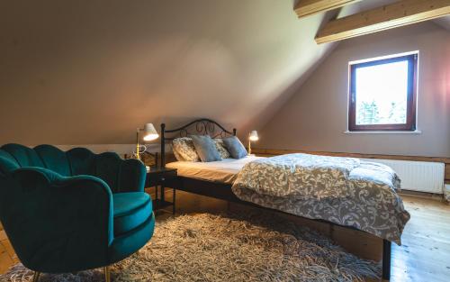 BystraApartamenty SPOKOLOKO Letniczówka Widoki的一间卧室配有一张床和一张蓝色椅子