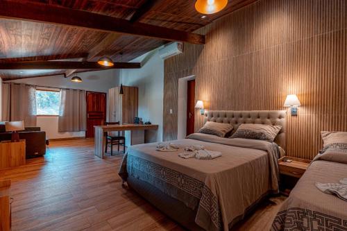 保罗工程师镇-迪弗隆廷Hotel Fazenda Santa Barbara的一间带两张床的卧室和一间客厅